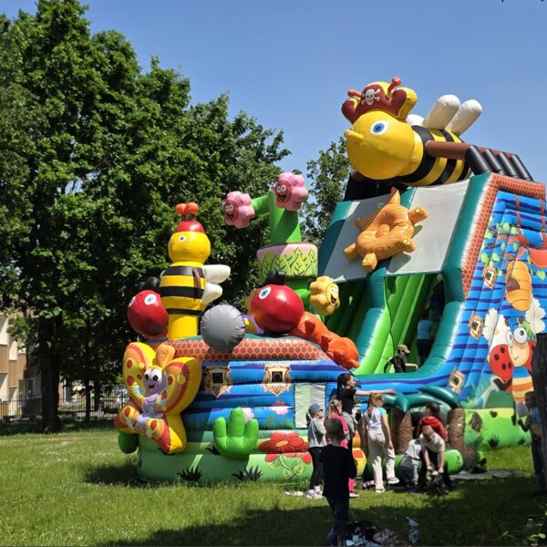 Lielā bites kuģa piepūšama atrakcija