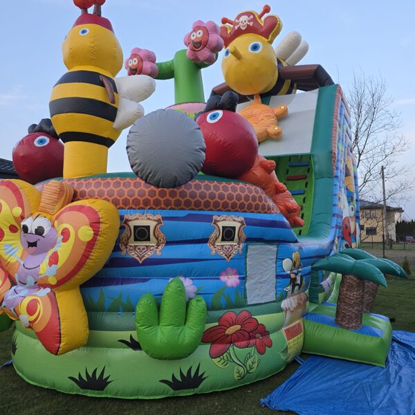 Lielā bites kuģa piepūšama atrakcija