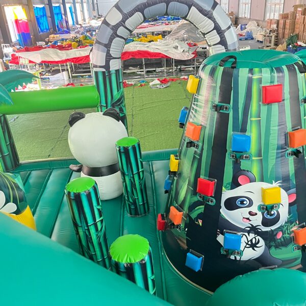 Pandas iepūšama atrakcija bērniem