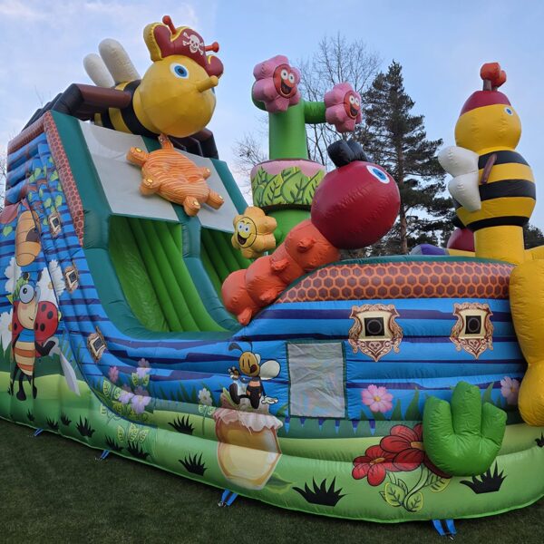 Lielā bites kuģa piepūšama atrakcija