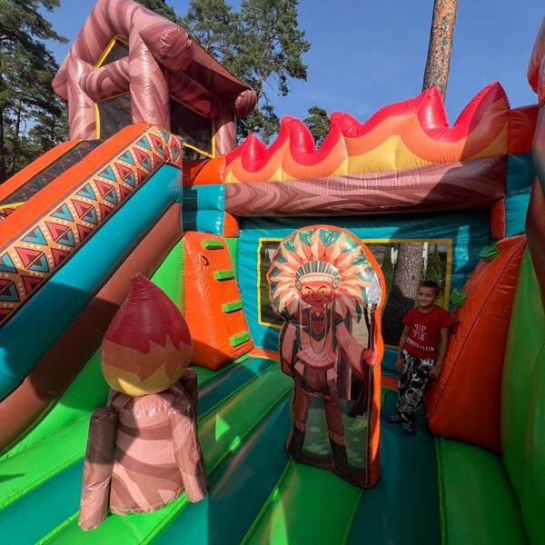 Džungļu piepūšama atrakcija bērniem