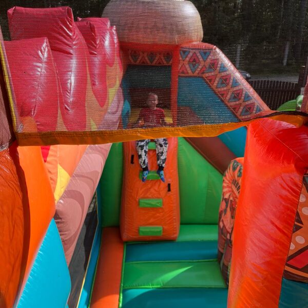 Džungļu piepūšama atrakcija bērniem