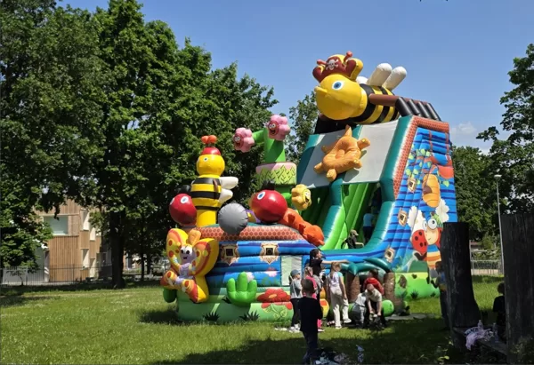 Lielā bites kuģa piepūšama atrakcija