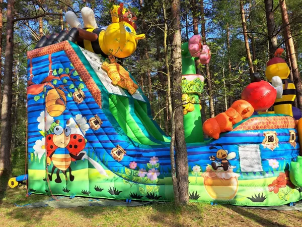 Lielā bites kuģa piepūšama atrakcija