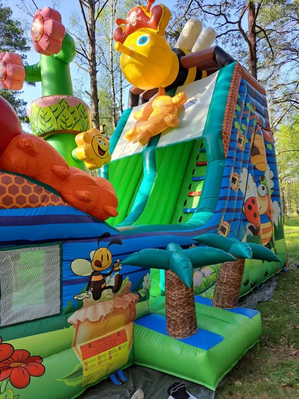 Lielā bites kuģa piepūšama atrakcija