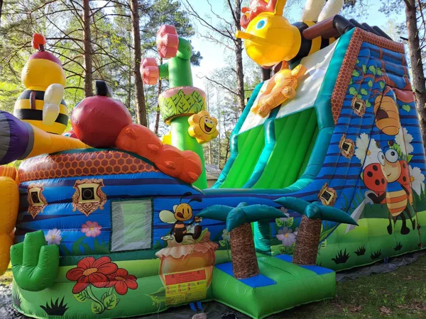 Lielā bites kuģa piepūšama atrakcija